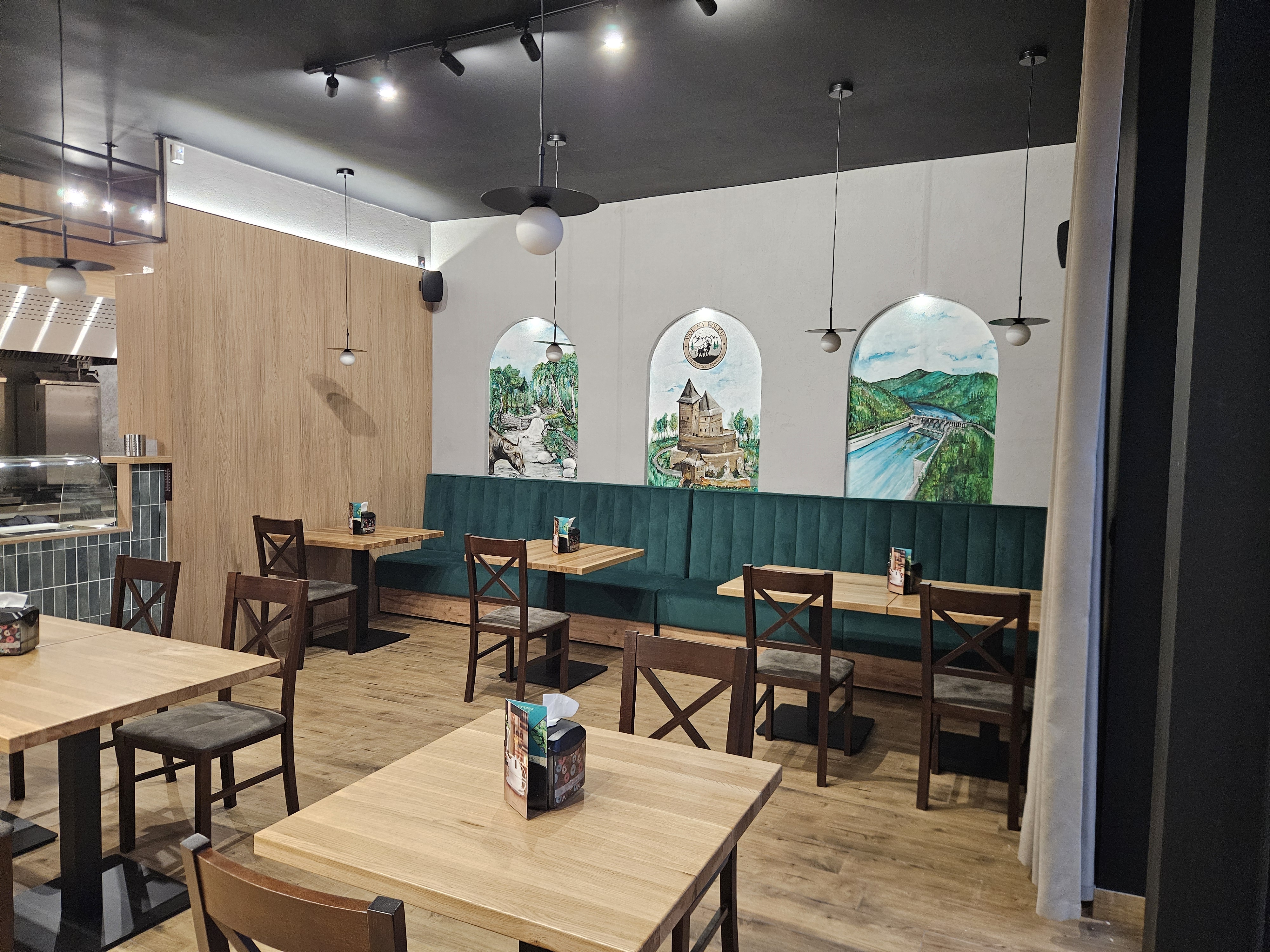 Ręcznie malowane ściany z krajobrazami okolic Porąbki – unikalny wystrój restauracji Wół na Wołku