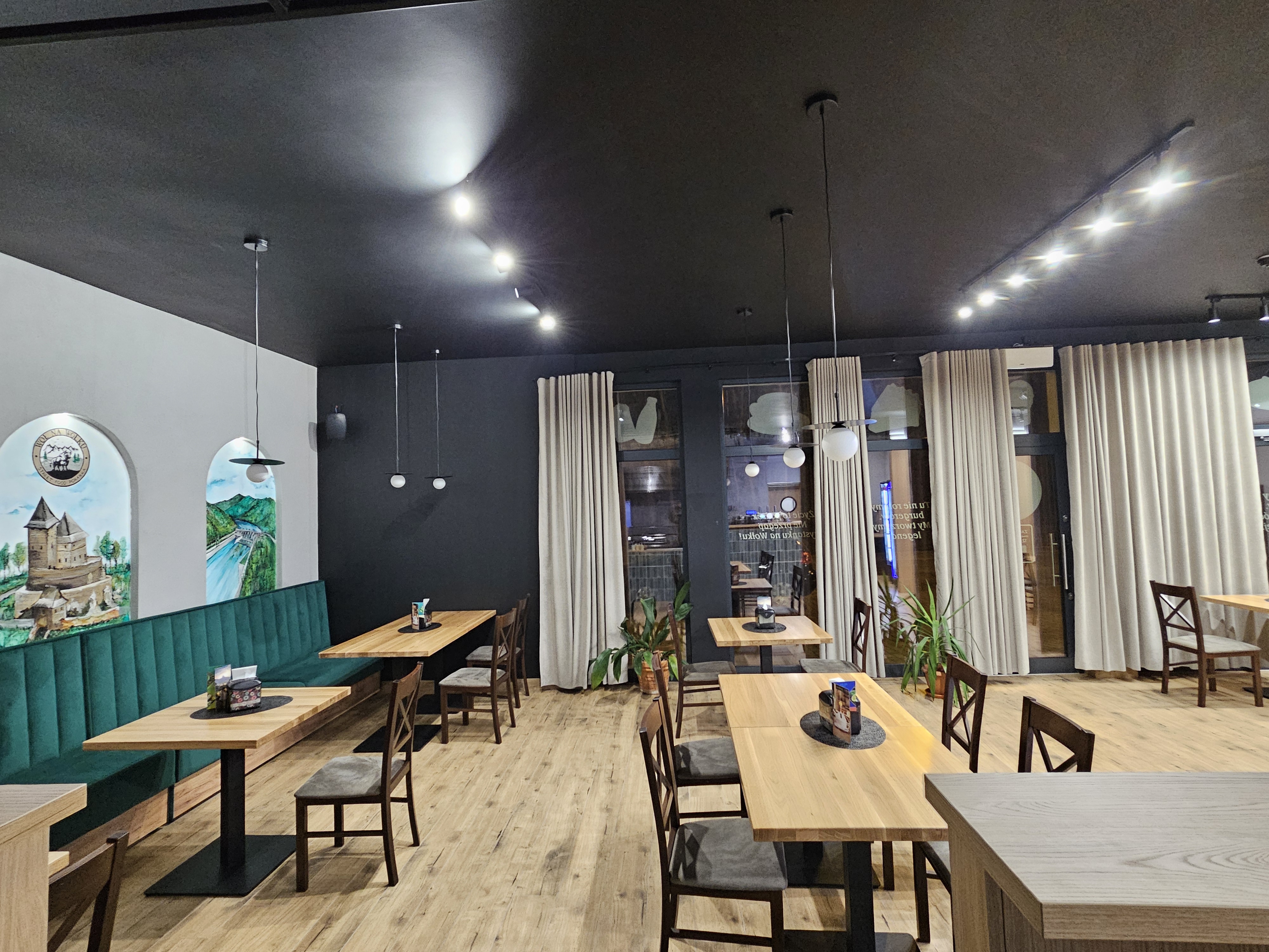 Wnętrze restauracji Wół na Wołku w Porąbce – stoliki, ręcznie malowane ściany i kącik zabaw dla dzieci